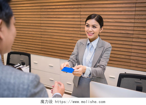 微笑的接待员向客人提供电子钥匙